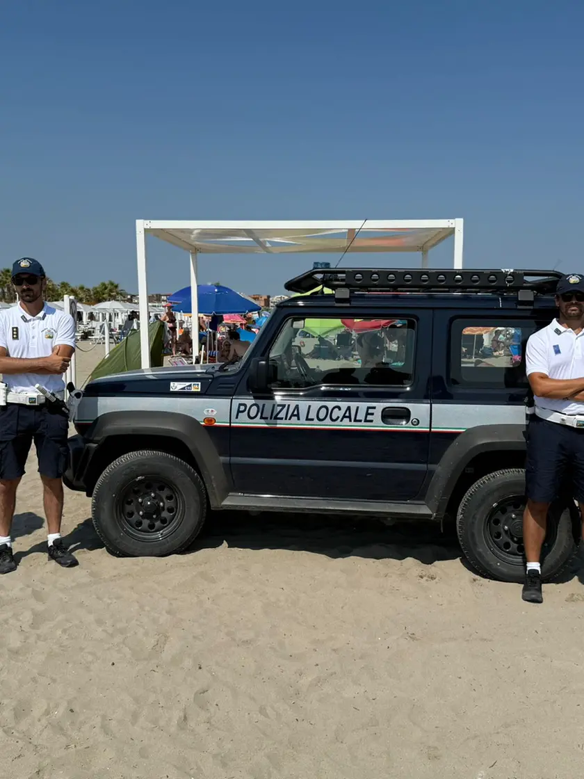 La polizia locale contro gli abusivi in spiaggia a Sottomarina