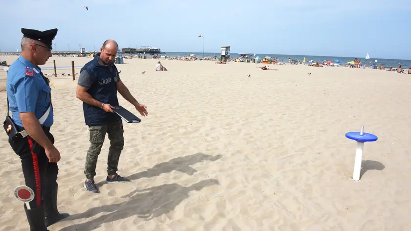 I carabinieri in spiaggia (foto d'archivio)