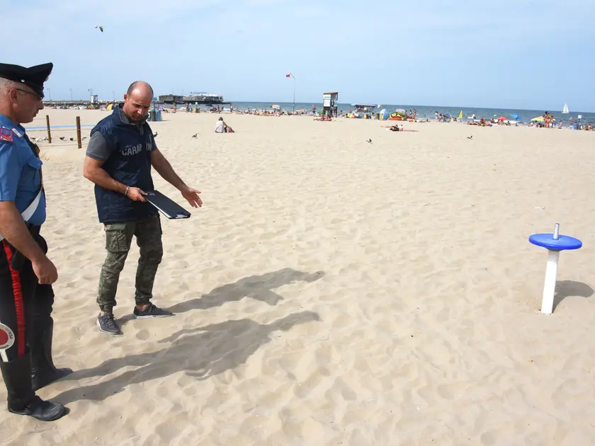 I carabinieri in spiaggia (foto d'archivio)
