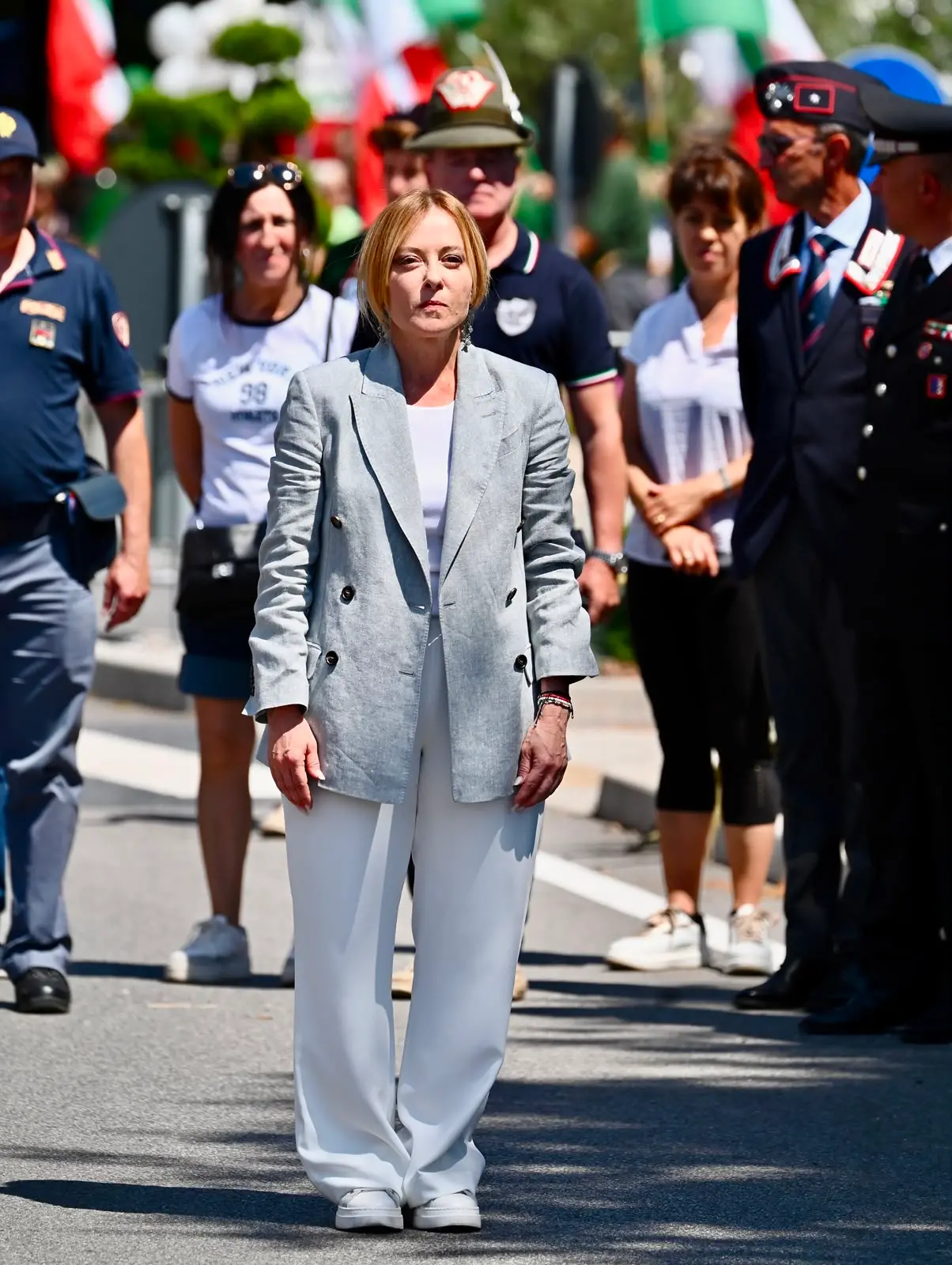 Accolta dagli applausi e dai cori della folla, la presidente del Consiglio Giorgia Meloni ha partecipato oggi al raduno del Triveneto degli alpini a Gemona, lasciando poi l’evento tra gli applausi dei presenti. «C’era bisogno di questo bagno di patriottismo», ha dichiarato la premier mentre attraversava l’area della manifestazione salutando il pubblico. «Non sono riuscita ad andare a Genova quindi penso che valesse la pena venire qui per dire grazie», ha aggiunto Meloni. «Grazie per i valori e grazie per un lavoro preziosissimo anche durante le nostre Olimpiadi e per il lavoro che fanno da volontari costantemente. Sono una certezza e per le istituzioni avere questo genere di certezze fa assolutamente la differenza».