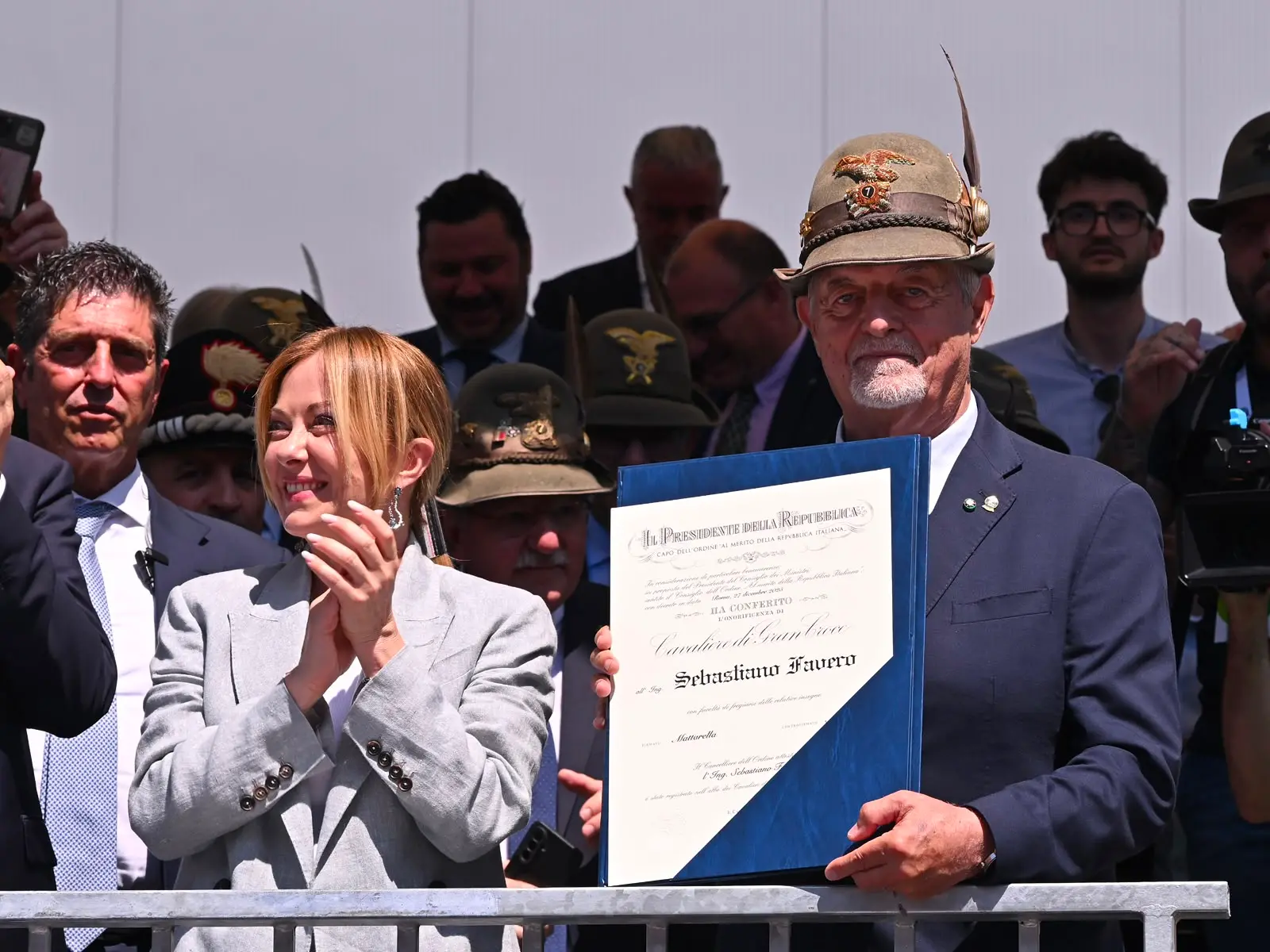 Accolta dagli applausi e dai cori della folla, la presidente del Consiglio Giorgia Meloni ha partecipato oggi al raduno del Triveneto degli alpini a Gemona, lasciando poi l’evento tra gli applausi dei presenti. «C’era bisogno di questo bagno di patriottismo», ha dichiarato la premier mentre attraversava l’area della manifestazione salutando il pubblico. «Non sono riuscita ad andare a Genova quindi penso che valesse la pena venire qui per dire grazie», ha aggiunto Meloni. «Grazie per i valori e grazie per un lavoro preziosissimo anche durante le nostre Olimpiadi e per il lavoro che fanno da volontari costantemente. Sono una certezza e per le istituzioni avere questo genere di certezze fa assolutamente la differenza».