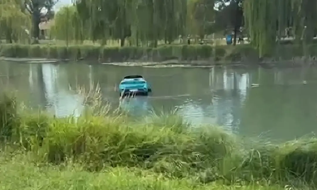 L'auto prima che si inabissasse