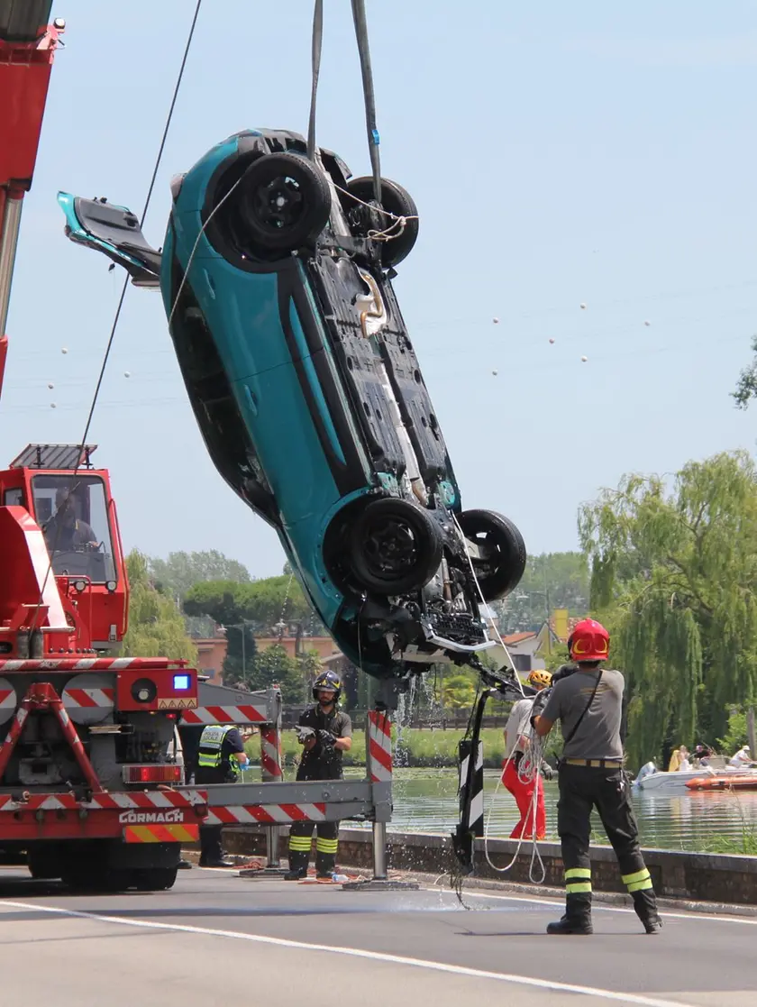 Il recupero dell'auto da parte dei pompieri (foto Bortoluzzi)