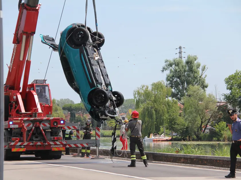 Il recupero dell'auto da parte dei pompieri (foto Bortoluzzi)
