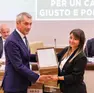 Il senatore De Poli consegna le firme
