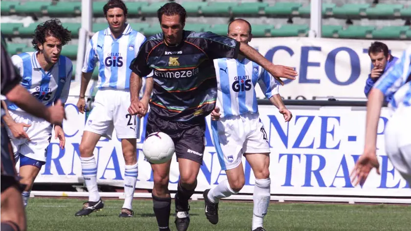 Fabio Bazzani quando giocava, in azione con il Venezia contro il Pescara