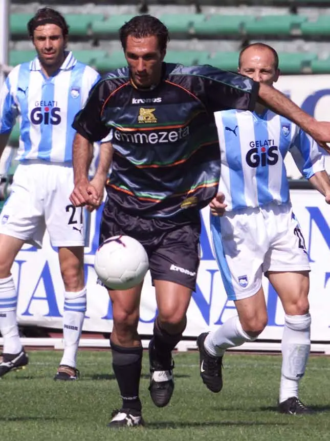Fabio Bazzani quando giocava, in azione con il Venezia contro il Pescara