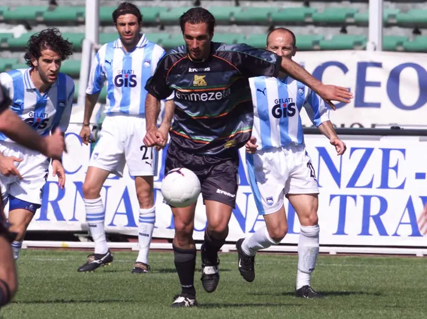 Fabio Bazzani quando giocava, in azione con il Venezia contro il Pescara