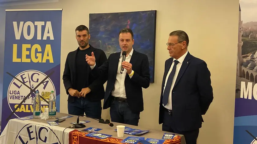 Da sinistra Andrea Tomaello, Simone Venturini e Sergio Vallotto in campagna elettorale