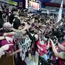 I giocatori della Reyer si prendono l'abbraccio dei tifosi dopo la vittoria in gara 3 delle Lba Finals con l’Olimpia Milano (foto Pòrcile)