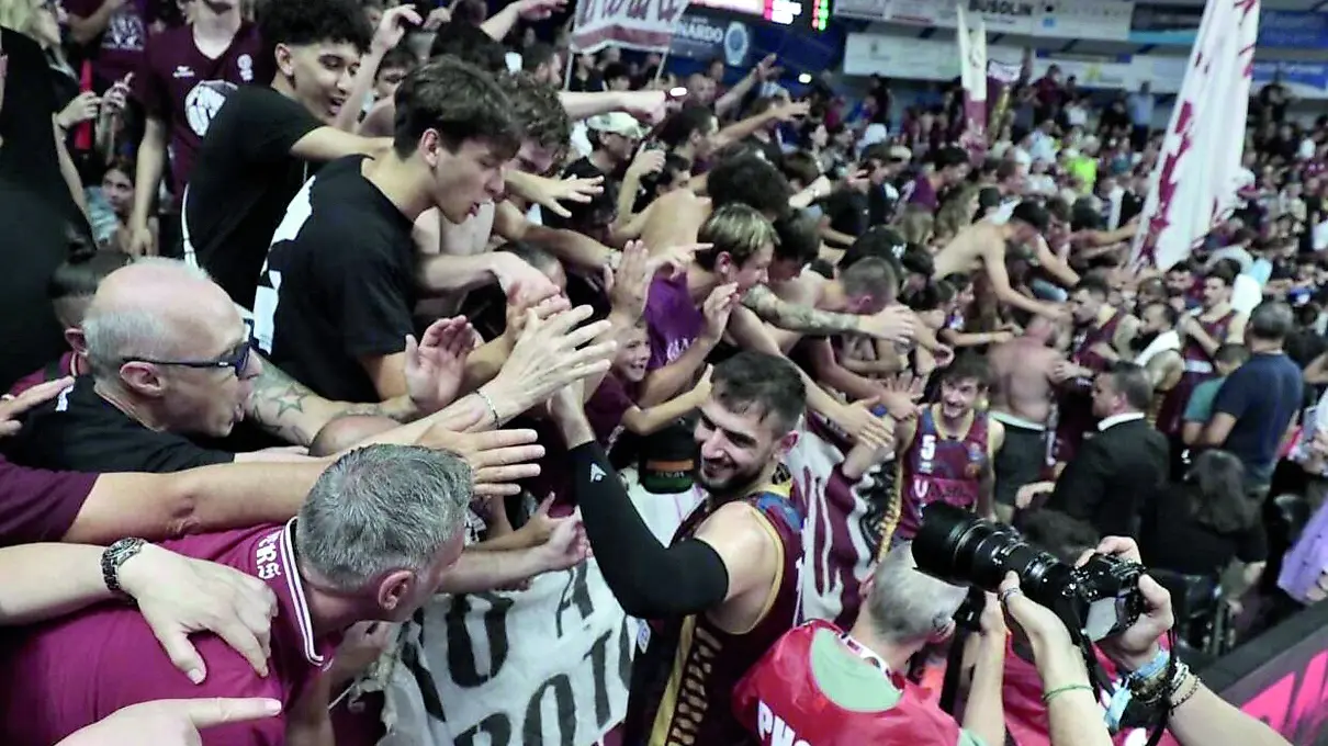 I giocatori della Reyer si prendono l'abbraccio dei tifosi dopo la vittoria in gara 3 delle Lba Finals con l’Olimpia Milano (foto Pòrcile)