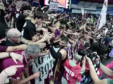 I giocatori della Reyer si prendono l'abbraccio dei tifosi dopo la vittoria in gara 3 delle Lba Finals con l’Olimpia Milano (foto Pòrcile)