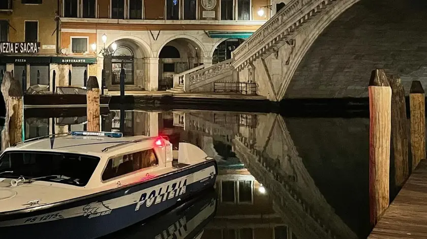 Polizia in centro storico a Venezia