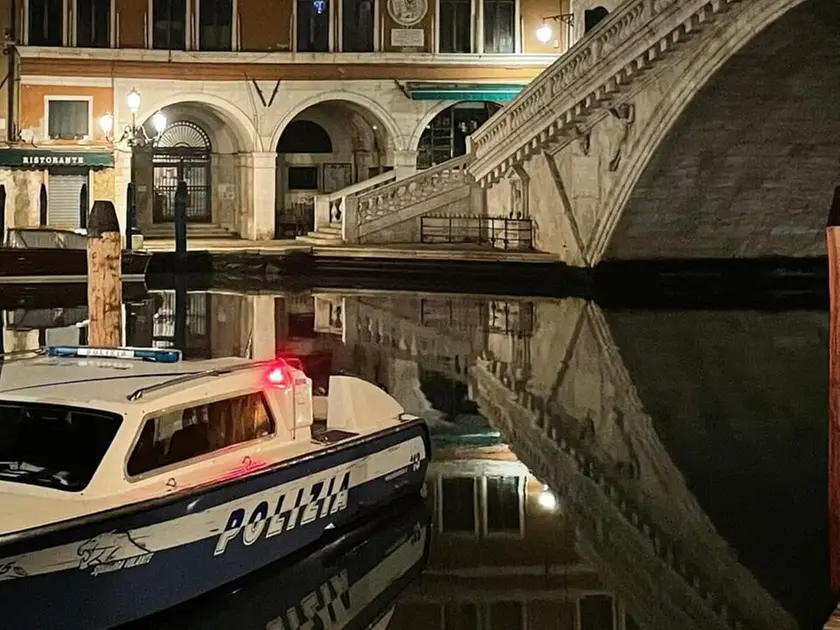 Polizia in centro storico a Venezia