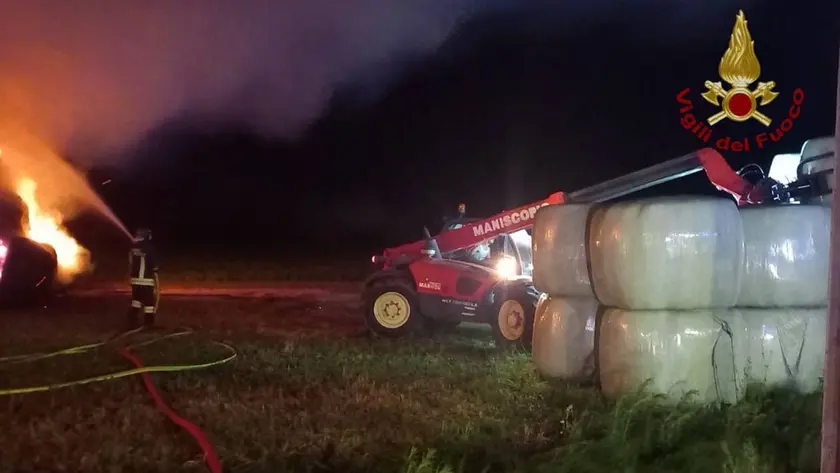 I pompieri al lavoro a Torre di Mosto (foto vigili del fuoco)