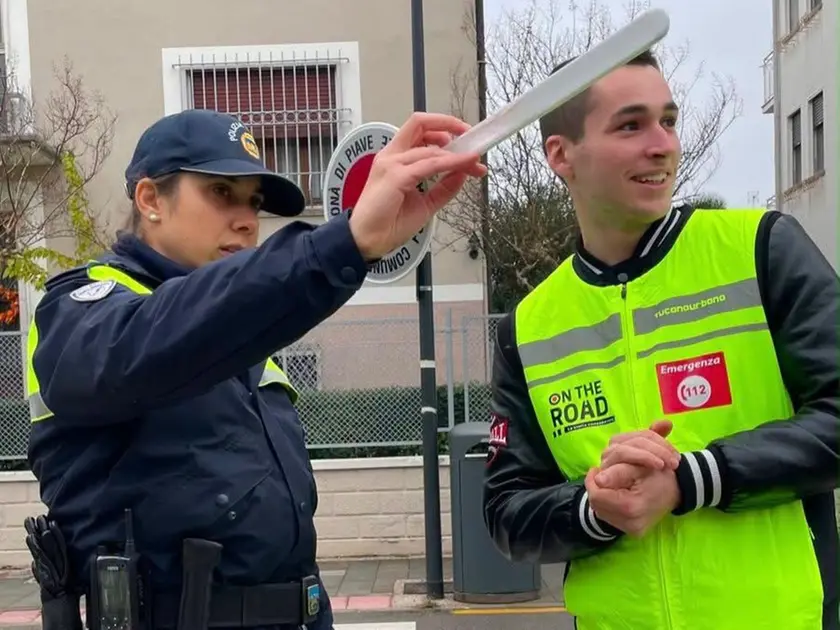 Gabriele Sorgon durante l’esperienza di “On the road” con la polizia locale di Ceggia