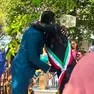 Il sindaco Andrea Saccarola si congratula con lo sposo