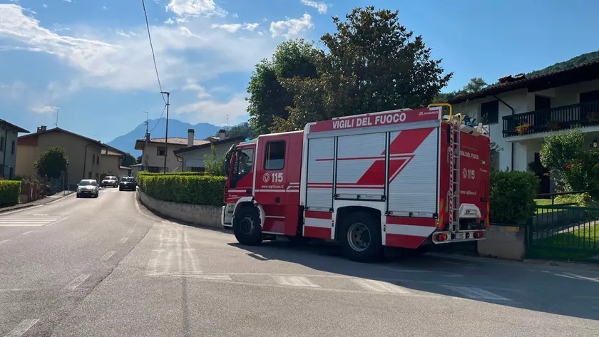 I vigili del fuoco fuori dall'abitazione del dramma a Meduno (Foto Ambrosio/Petrussi)