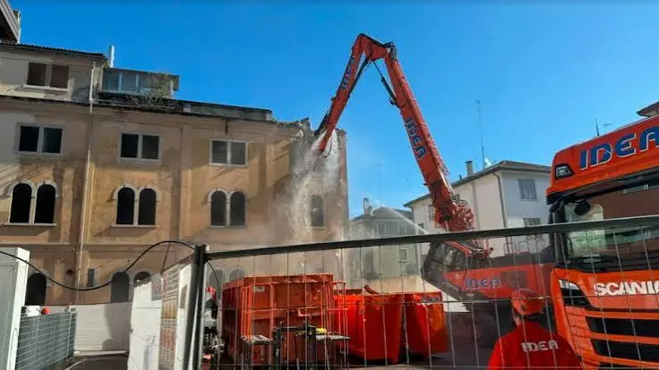 La demolizione dell’ex Ced per la realizzazione della Casa di comunità