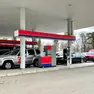 Auto in un distributore di benzina oltre confine (Foto Silvano)