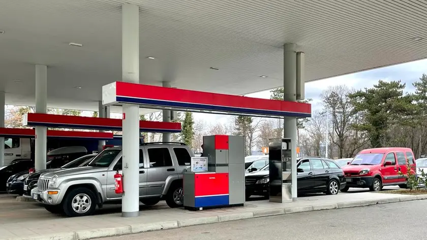 Auto in un distributore di benzina oltre confine (Foto Silvano)