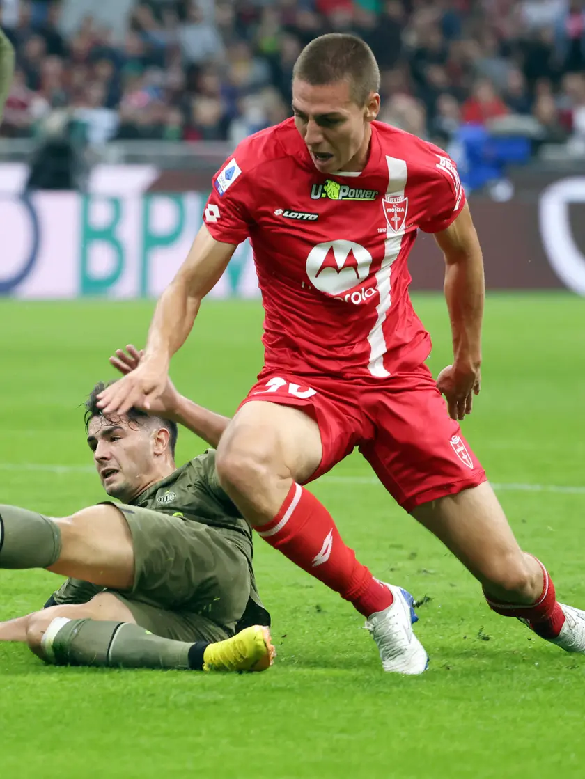 AC Milans Brahim Diaz (L) scores goal of 1 to 0 against Monzas Valentin Antov during the Italian serie A soccer match between AC Milan and Monza at Giuseppe Meazza stadium in Milan, 22 October 2022. ANSA / MATTEO BAZZI