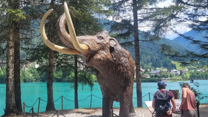 Una delle installazione di riproduzioni di mammiferi del Pleistocene sul lungolago di Auronzo