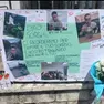 Il cartellone affisso ai cancelli della scuola per ricordare Gabriele Sorgon