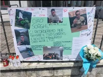Il cartellone affisso ai cancelli della scuola per ricordare Gabriele Sorgon