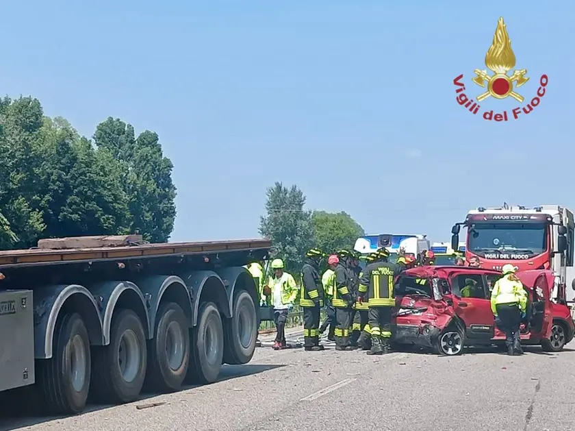 I mezzi coinvolti nello schianto (foto vigili del fuoco)