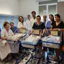 L'equipe medica con alcuni dei neonati