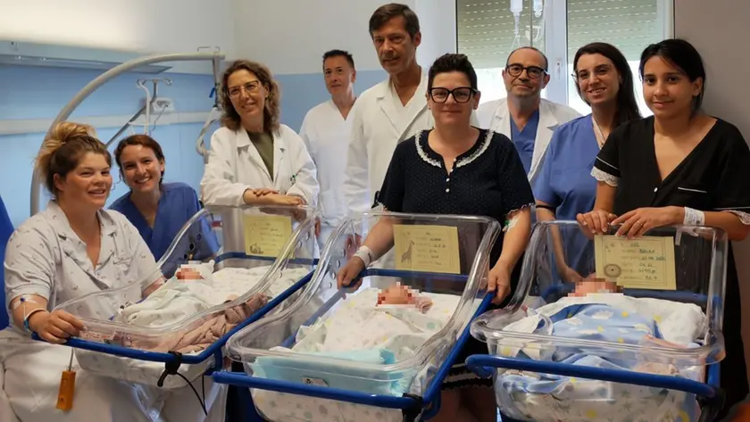 L'equipe medica con alcuni dei neonati