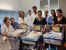 L'equipe medica con alcuni dei neonati