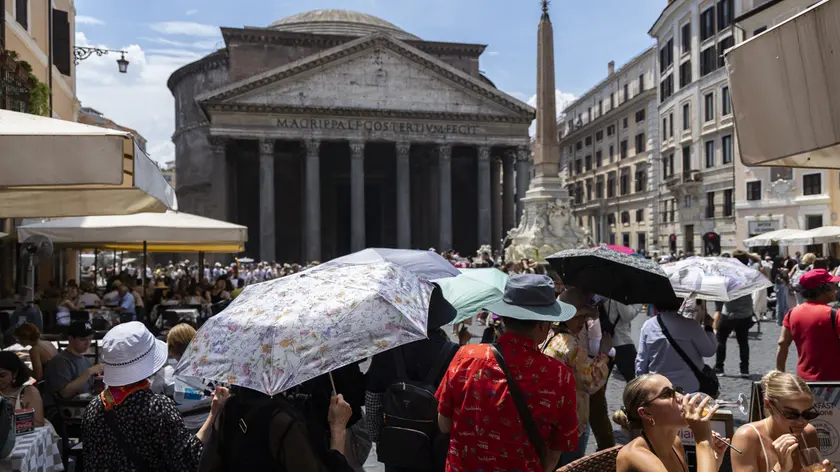 Turisti a Roma con il gran caldo