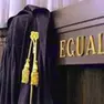 Una toga appesa sulla scritta La legge è uguale per tutti. Immagine simbolo della legge, tribunale.