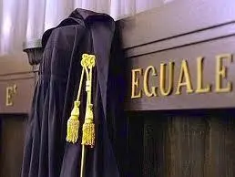 Una toga appesa sulla scritta La legge è uguale per tutti. Immagine simbolo della legge, tribunale.