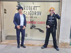 Morgan davanti alla mostra a Venezia