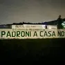 Lo striscione apparso al pratone di Pontida