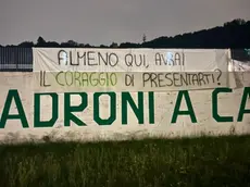 Lo striscione apparso nella notte al pratone di Pontida