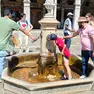 Turisti cercano refrigerio in centro storico a Venezia