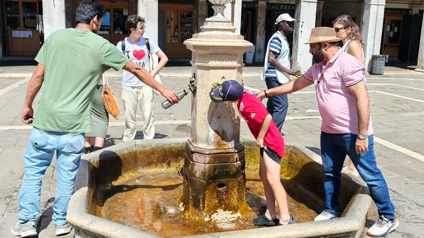 Turisti cercano refrigerio in centro storico a Venezia
