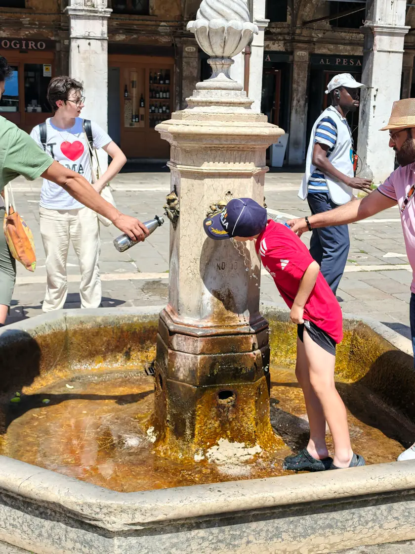 Turisti cercano refrigerio in centro storico a Venezia