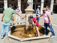 Turisti cercano refrigerio in centro storico a Venezia