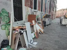 Rifiuti abbandonati a Venezia
