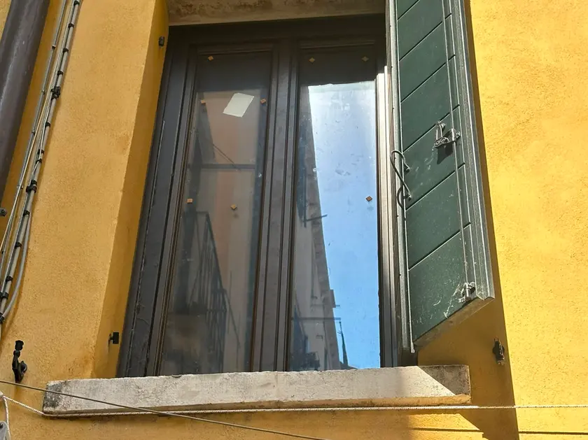 Lo scuro caduto in calle a Venezia