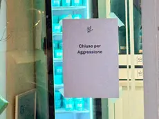 Il cartello affisso alla porta d'entrata del negozio