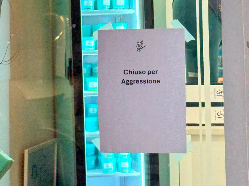 Il cartello affisso alla porta d'entrata del negozio