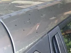 L'acido sulla carrozzeria della macchina della vittima