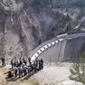 Studenti osservano dall'alto la diga del Vajont