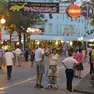 Turisti in via Bafile a Jesolo